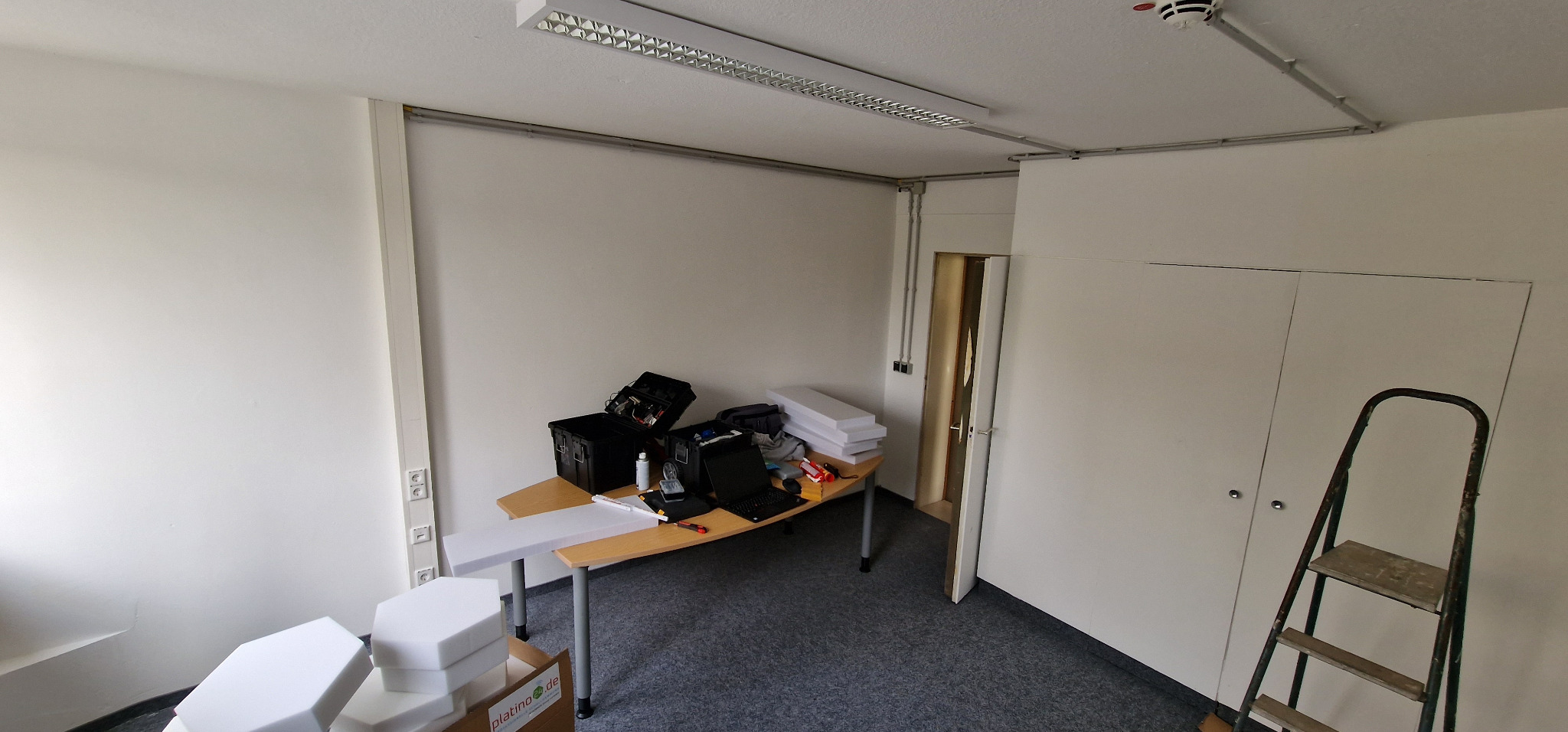 Ausgangszustand des späteren Podcast-Raums in der Gläsernen Werkstatt Solingen vor der akustischen und technischen Ausstattung.