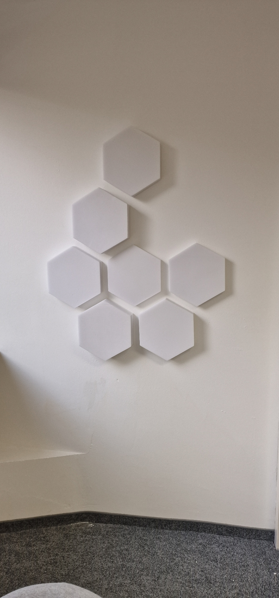 Hexagonförmige Wandabsorber als Teil der akustischen Ausstattung des Podcast-Raums in Solingen.