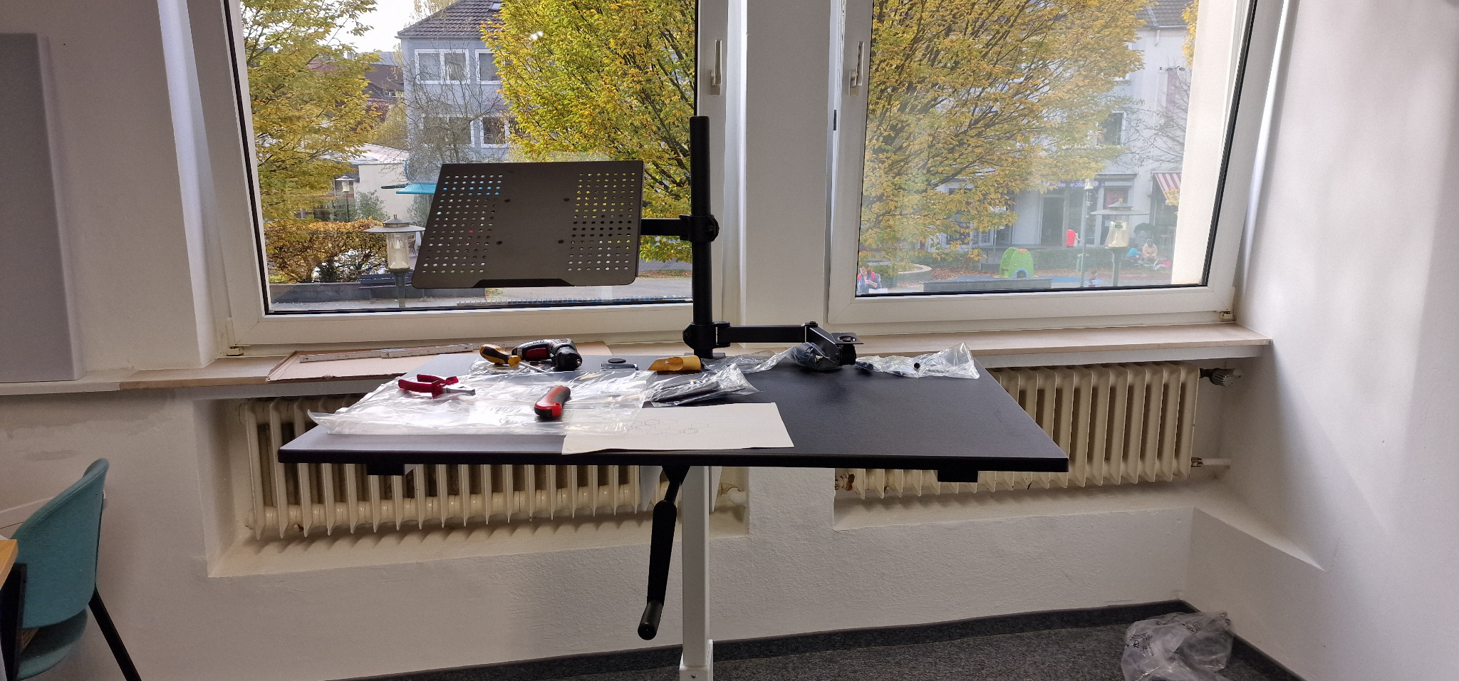 Aufbau des höhenverstellbaren Bedien- und Regiearbeitsplatzes für die Podcasttechnik in Solingen.