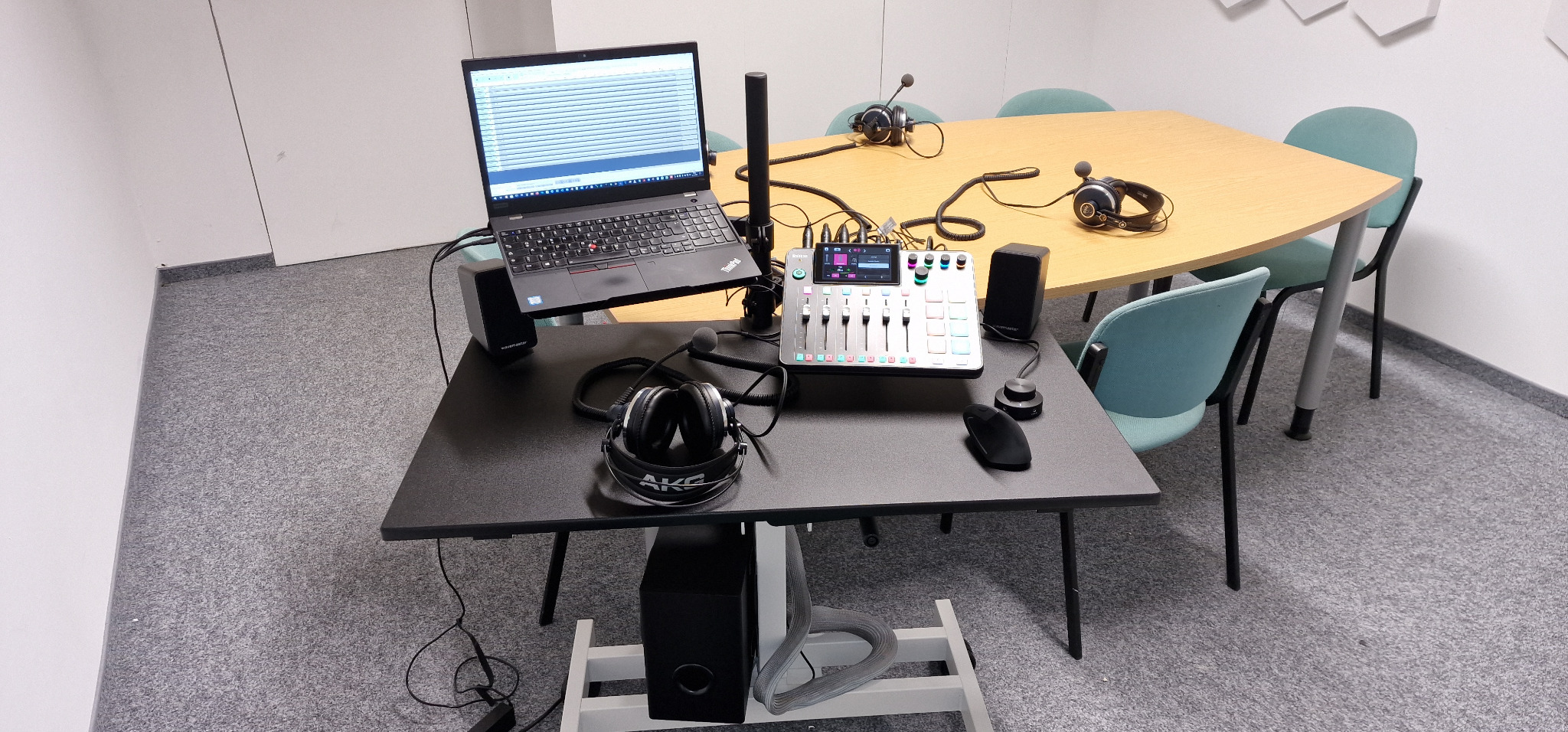 Fertiger Regiearbeitsplatz mit Notebook, RODECaster Pro II, Monitoring und Podcasttechnik in Solingen.