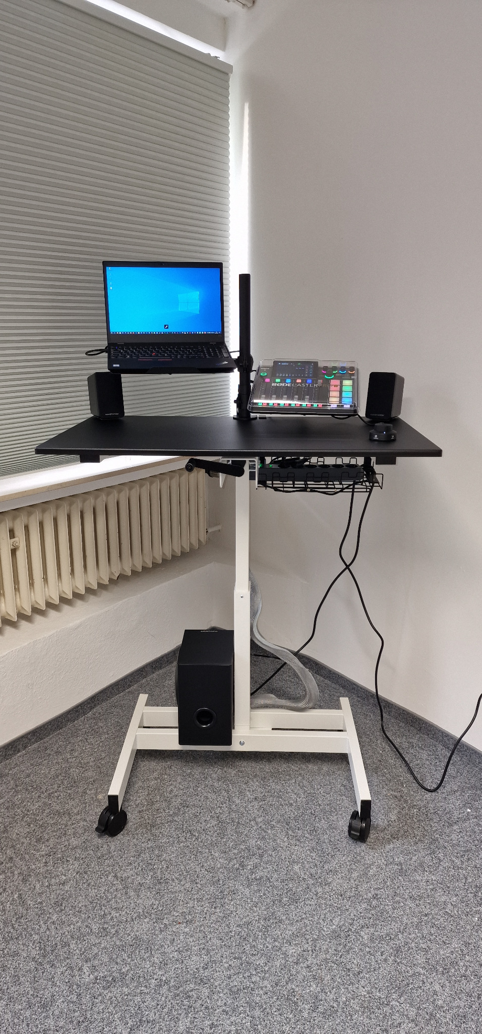 Technikarbeitsplatz mit Notebook, RODECaster Pro II und Monitoring während der Einrichtung des Podcaststudios.